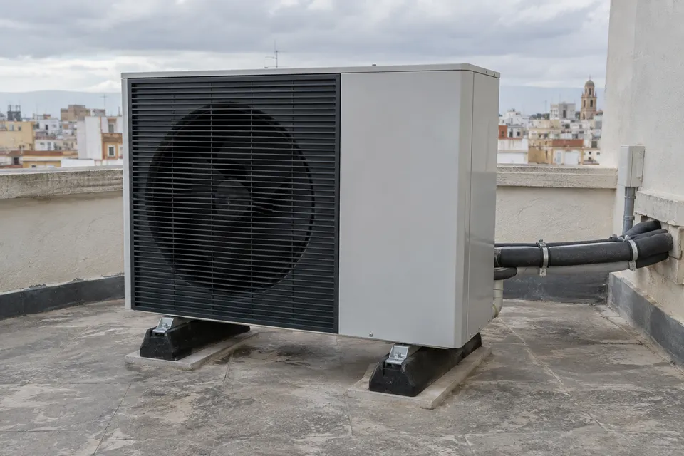 Bomba de calor aire-agua exterior instalada sobre soportes en una cubierta