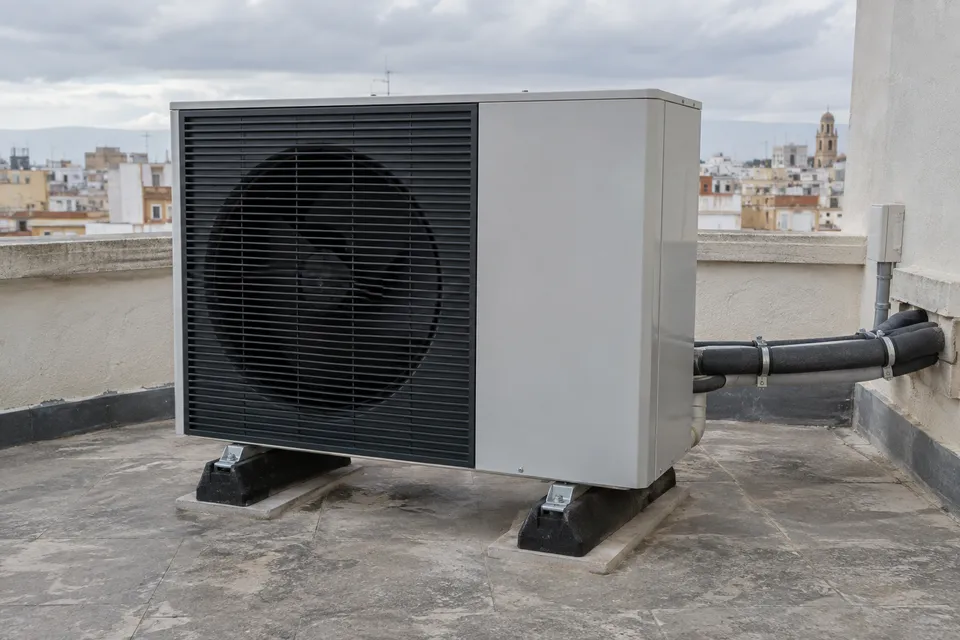 Bomba de calor aire-agua exterior instalada sobre soportes en una cubierta